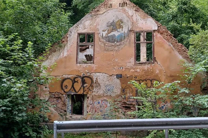 Ce urmează să se întâmple cu fostul han de la Pietrele lui Solomon. Emblema Brașovului,  acum o ruină