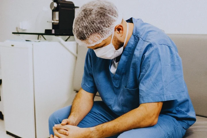 Medicii trag un semnal de alarmă, după ce un tânăr a murit de demență la doar 24 de ani. Simptomele pe care mulți le ignoră