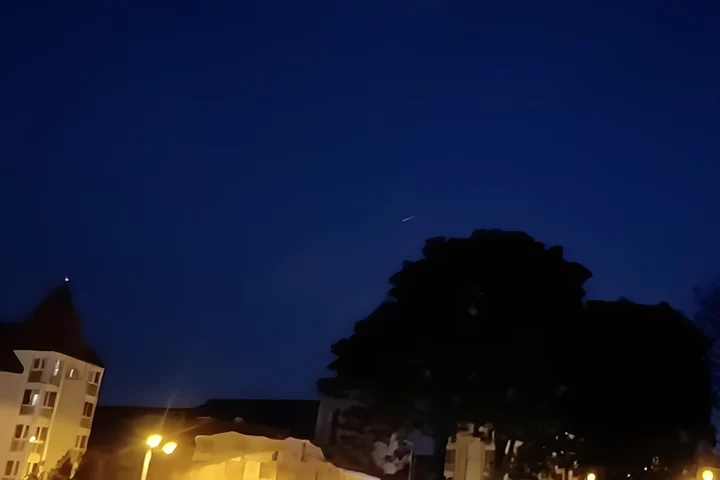 Un satelit Starlink s-a prăbușit ca un meteorit și a fost văzut pe cerul României în timpul reintrării în atmosferă - VIDEO