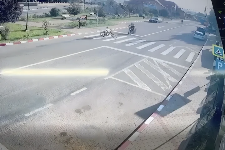 Un copil pe bicicletă a fost lovit pe trecerea de pietoni de doi motocicliști fără permis, unul după altul - VIDEO