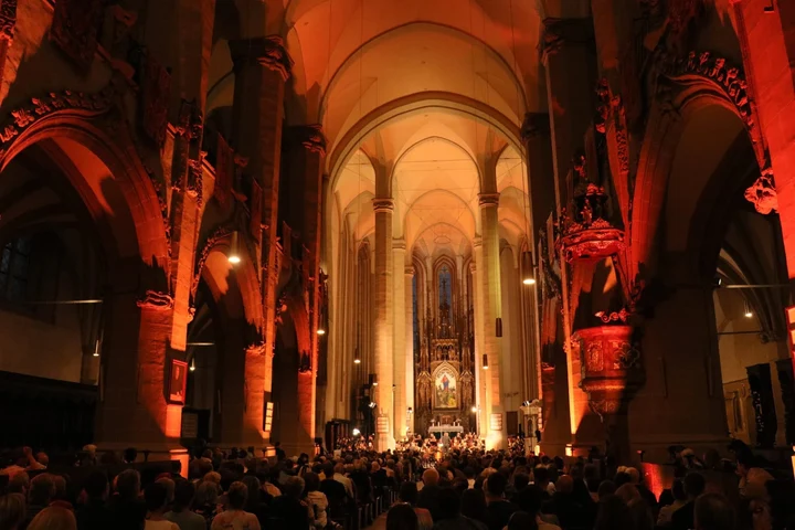 O artistă aplaudată la Jocurile Olimpice de la Paris a urcat pe scena Filarmonicii Brașov