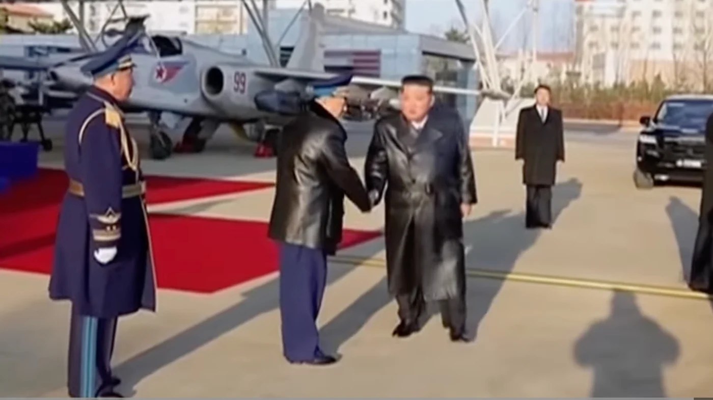 Kim Kong Un poartă ținute care inspiră tinerii din Coreea de Nord