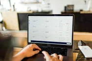 Piețele bancare respiră ușurate după alegeri: Leul se întărește, dobânzile scad. Ce urmează să se întâmple cu economia României?
