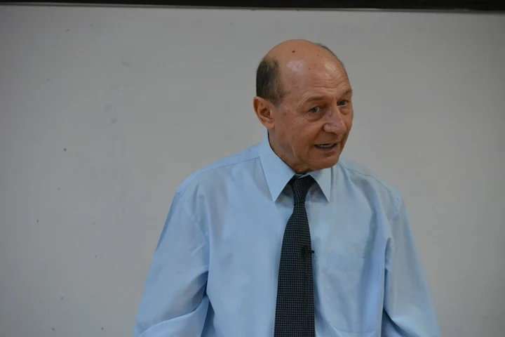 Traian Băsescu critică dur fostele guverne Ciucă și Ciolacu: „Poporul plătește!”