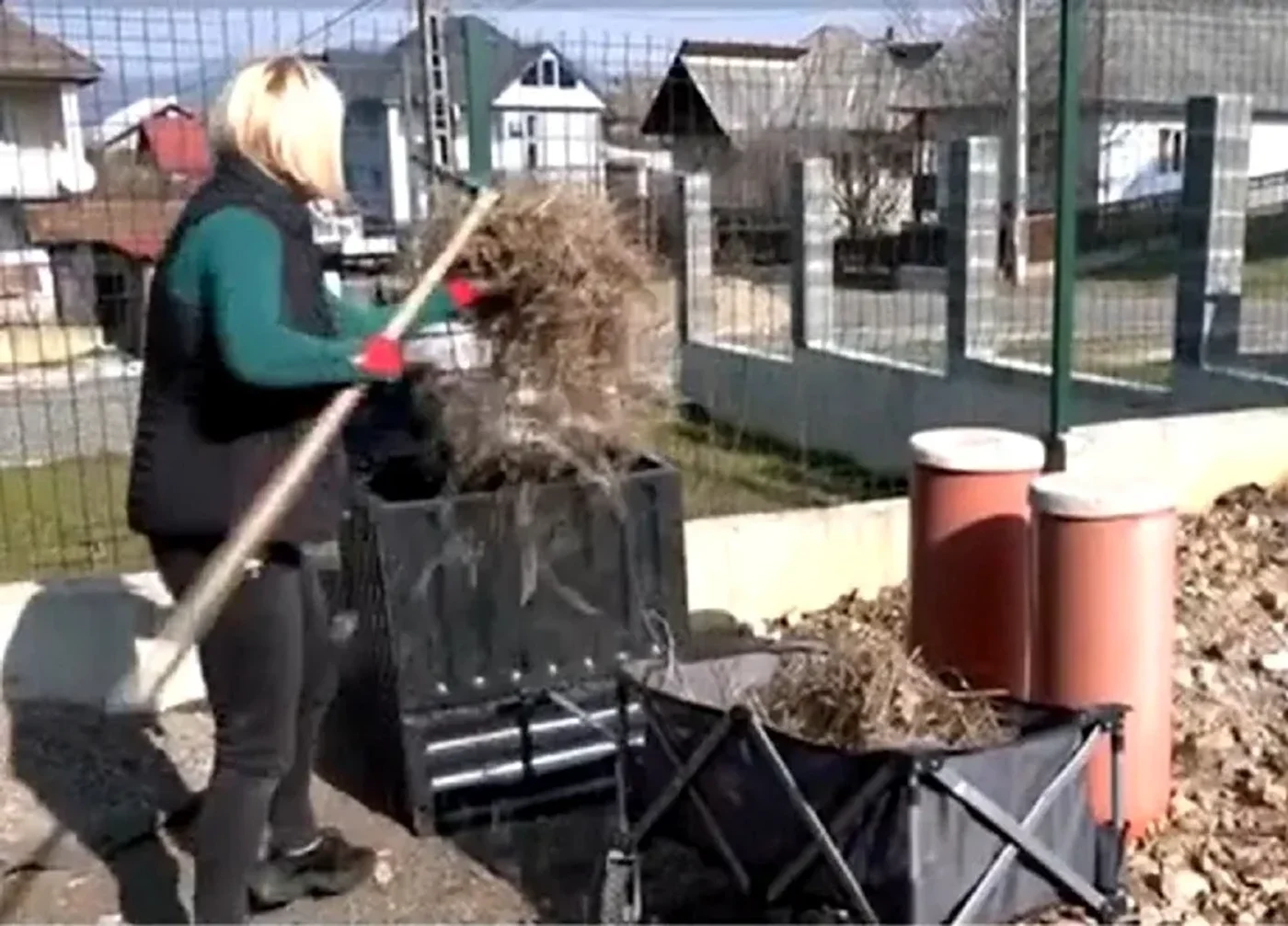 Raluca Botiz nu arde vegetația, ci face compost. Foto: adevărul