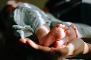O fetiță a devenit mamă la doar cinci ani. Cum a fost posibil acest lucru