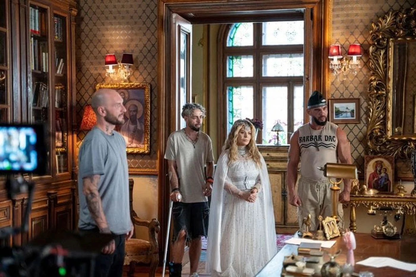 Mentorii poate fi văzut pe Netflix. În film joacă mai multe vedete din România, printre care și influenceri