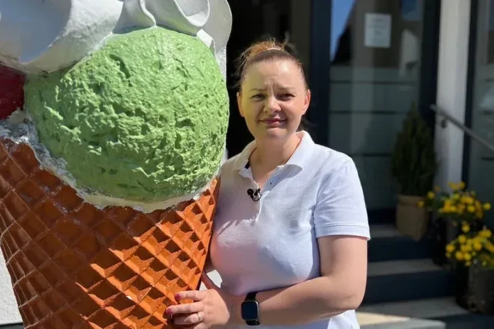 Povestea Danielei Pop, o româncă stabilită în Germania. Clienții vin și de la 30 de kilometri pentru înghețata ei: „Camera mea de călcat a fost transformată în gelaterie”