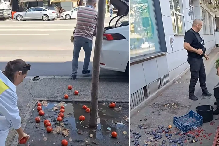 O bătrână care vindea legume, umilită în Dorobanți de un polițist local. Femeia plângea în timp ce marfa îi era aruncată pe jos
