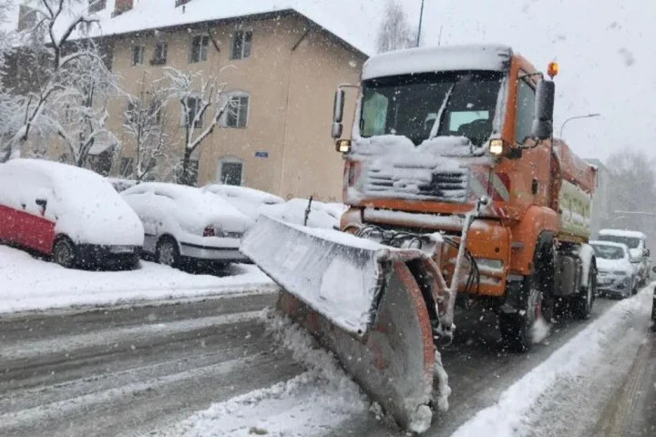 Ninsoare abundentă în mai multe zone ale țării. Ce drumuri sunt blocate