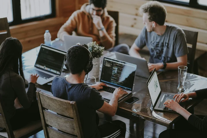Franța introduce mese universitare la un euro pentru toți studenții