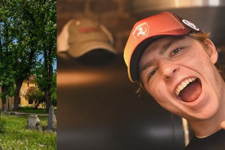 Și-a deschis o cafenea într-o fostă cameră mortuară din Brașov. În spate se află un cimitir săsesc vechi de sute de ani