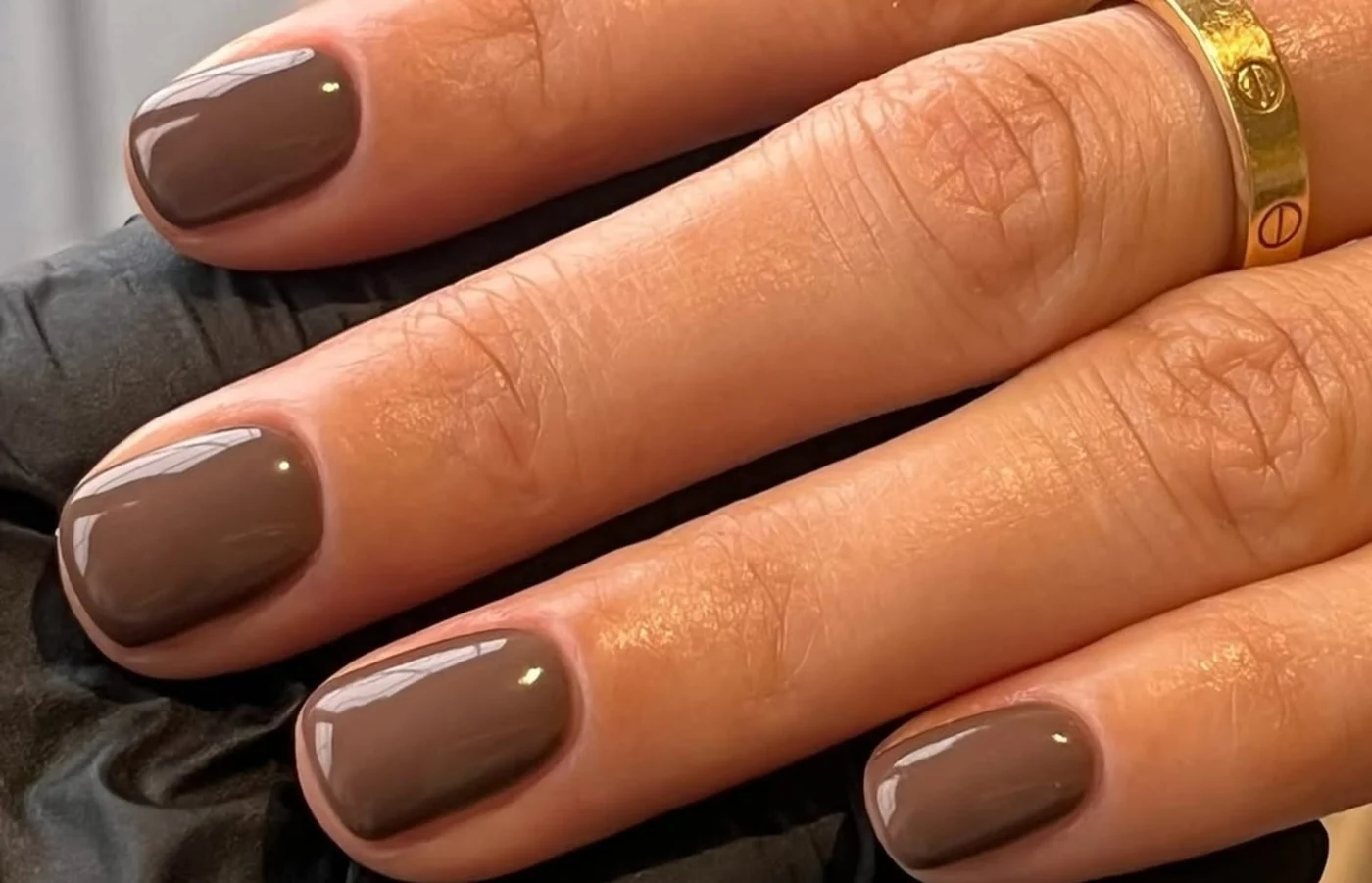 Ciocolatiul poate fi o opțiune pe unghii în acest an de sărbători, mai ales dacă dorești să îmbraci ținute simple. Foto: @paintedbyjools