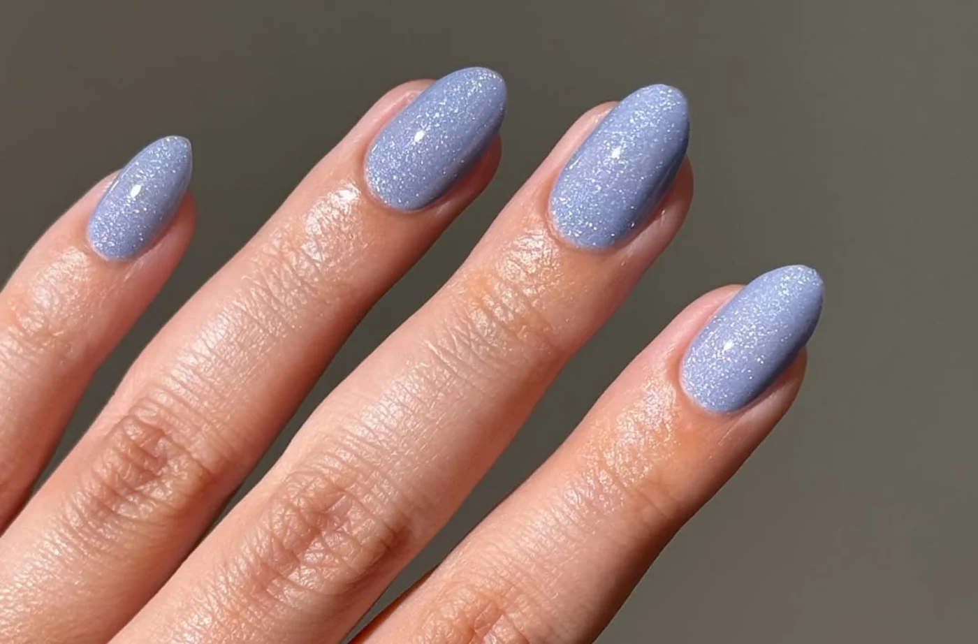 Albastrul prăfuit, o culoare rece, dar cuminte pe unghiile tale. Foto: @avrnailswatches