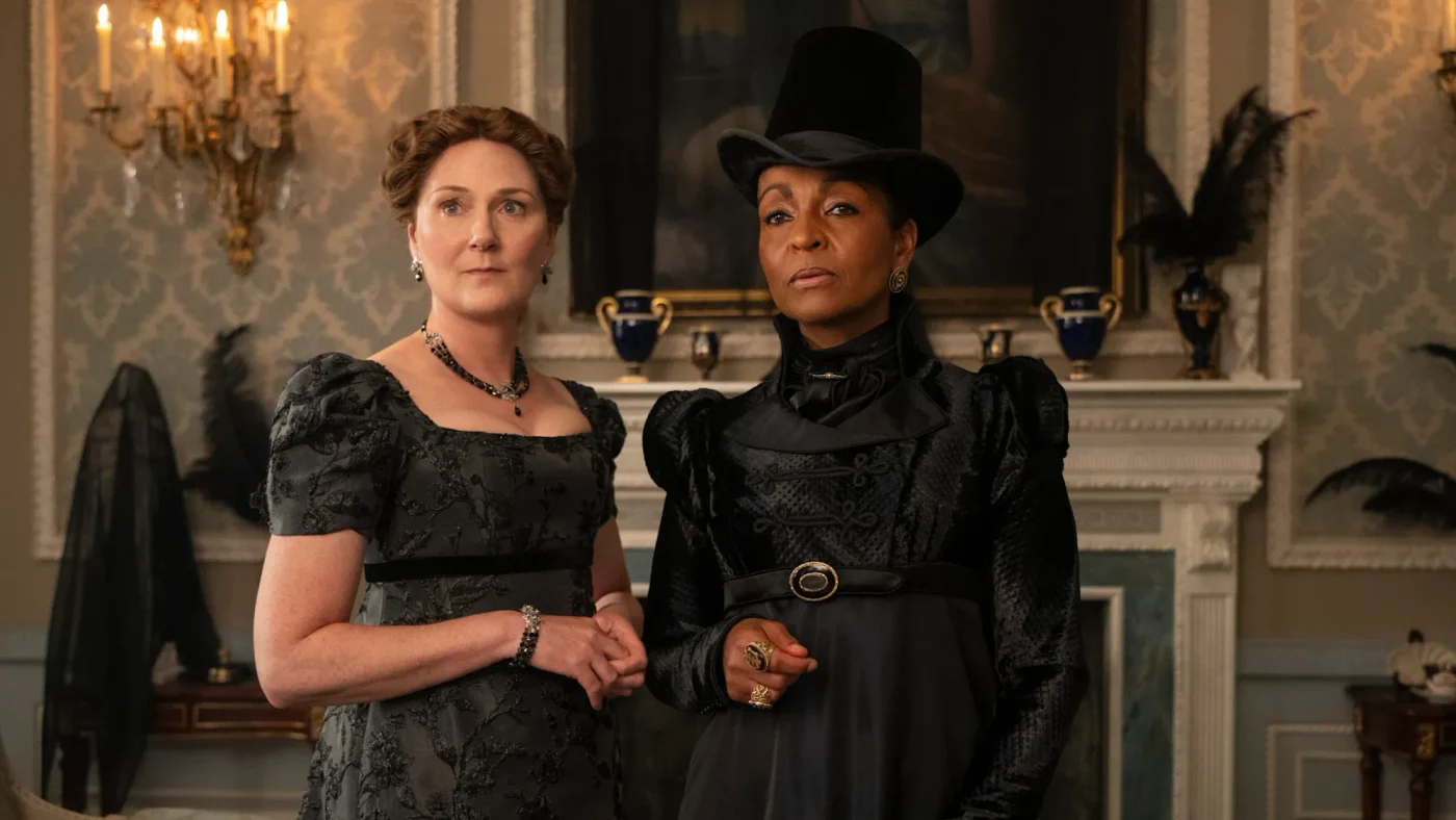 Bridgerton. (De la stânga la dreapta) Ruth Gemmell în rolul Lady Violet Bridgerton, Adjoa Andoh în rolul Lady Danbury, în episodul 407 din Bridgerton. | Foto: Liam Daniel/Netflix © 2025