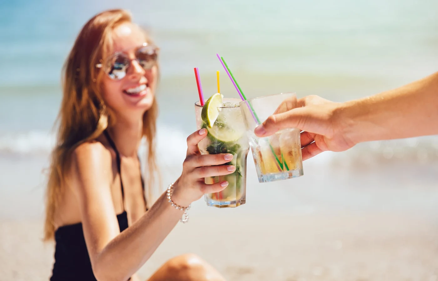 Litoralul românesc e din ce în ce mai scump. Două limonade simple au ajuns să coste cât un meniu de mâncare. Foto: Freepik.com