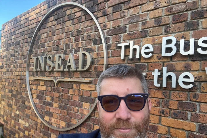 Românul care încasează 11 venituri pe lună din funcții în companii de stat și din privat. Încasează 2.800 de lei într-o singură zi lucrătoare