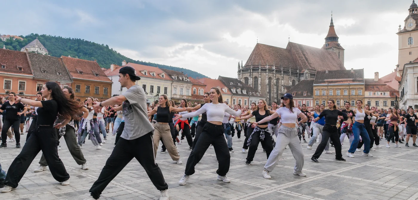 Brașovul se transformă în scenă de dans. Prima ediție Brașov Dance Day a început pe 29 aprilie. Deloc întâmplător, este Ziua Mondială Dansului. Și continuă în același spirit și pe 1 Mai, la Mall Coresi. Foto: Actualitate.net/AI