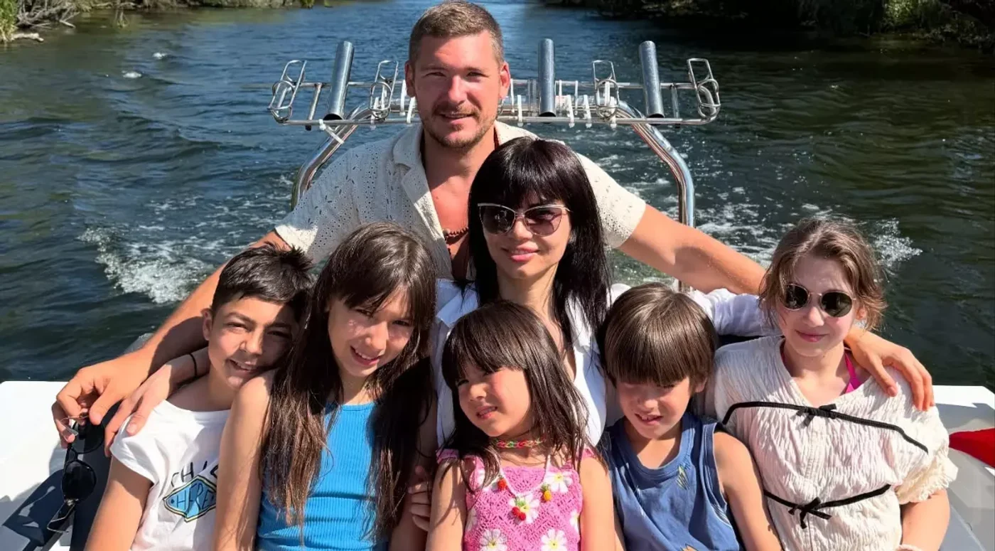 Călin Donca, alături de soția sa, Orianda Donca, și cei cinci copii. Sursa foto: Facebook