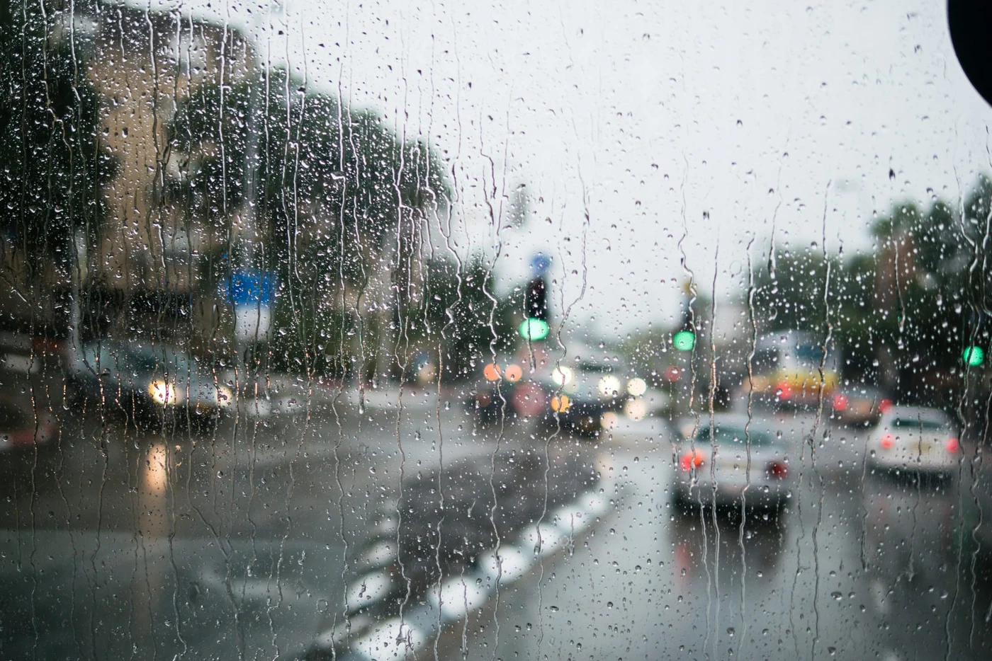 Nori de furtună se adună deasupra unei zone urbane, în timp ce ANM avertizează asupra ploilor torențiale, vijeliilor și descărcărilor electrice prognozate în mai multe regiuni ale țării, inclusiv în București. Photo by Raimond Klavins / Unsplash