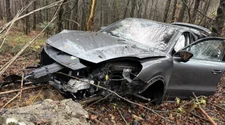 Accident grav pe drumul spre Poiana Brașov. Un Porsche de 100.000 de euro s-a rupt în bucăți printre copaci