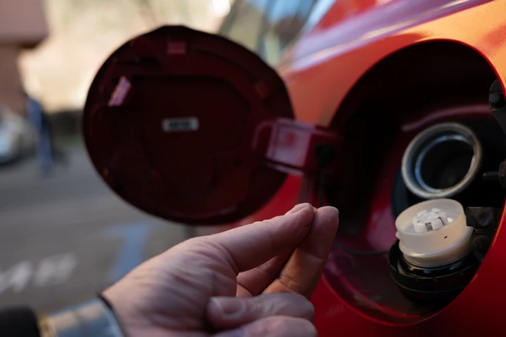 Cu 50 de lei de combustibil, românii alimentează cu un litru mai puțin față de acum 3 ani. ~25 de lei merg la direct stat