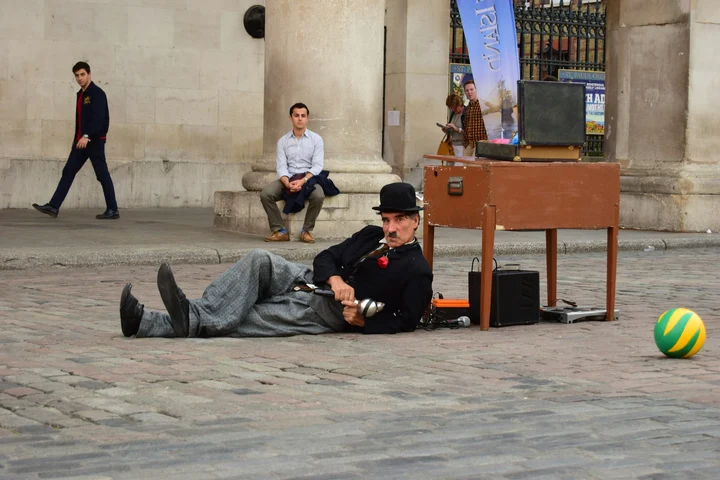 Istoria scandaloasă a lui Charlie Chaplin. La ce orori supunea minorele cu care voia să facă sex. Actorul s-a culcat cu peste 2000 de femei și îi plăceau adolescentele de 15 ani