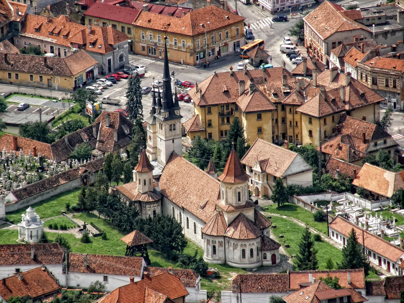 Foto: Wikipedia / Biserica Sfântul Nicolae din Piața Unirii din cartierul istoric Șcheii Brașovului.