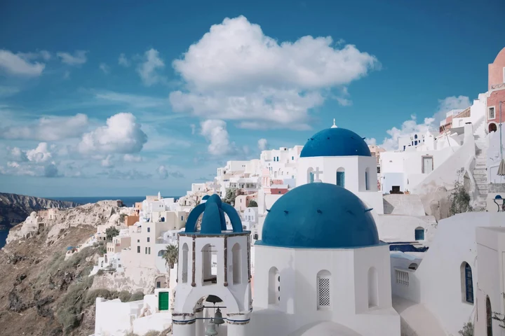 De ce sunt majoritatea casele din Santorini, Grecia, văruite în alb?