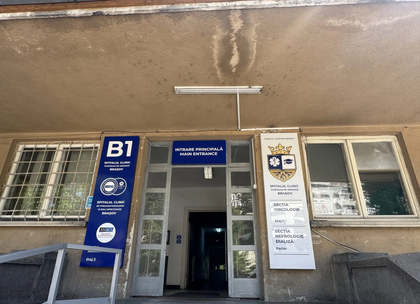 Aceasta este intrarea în Staționarul Mârzescu, parte din Spitalul Clinic de Urgență din Brașov, unde se află Secția de Oncologie, Nefrologie și Dializă