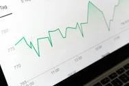 Vești bune pentru economia României. Bursa urcă la un nou maxim istoric după decizia Fitch. Investitorii pariază din nou pe țara noastră