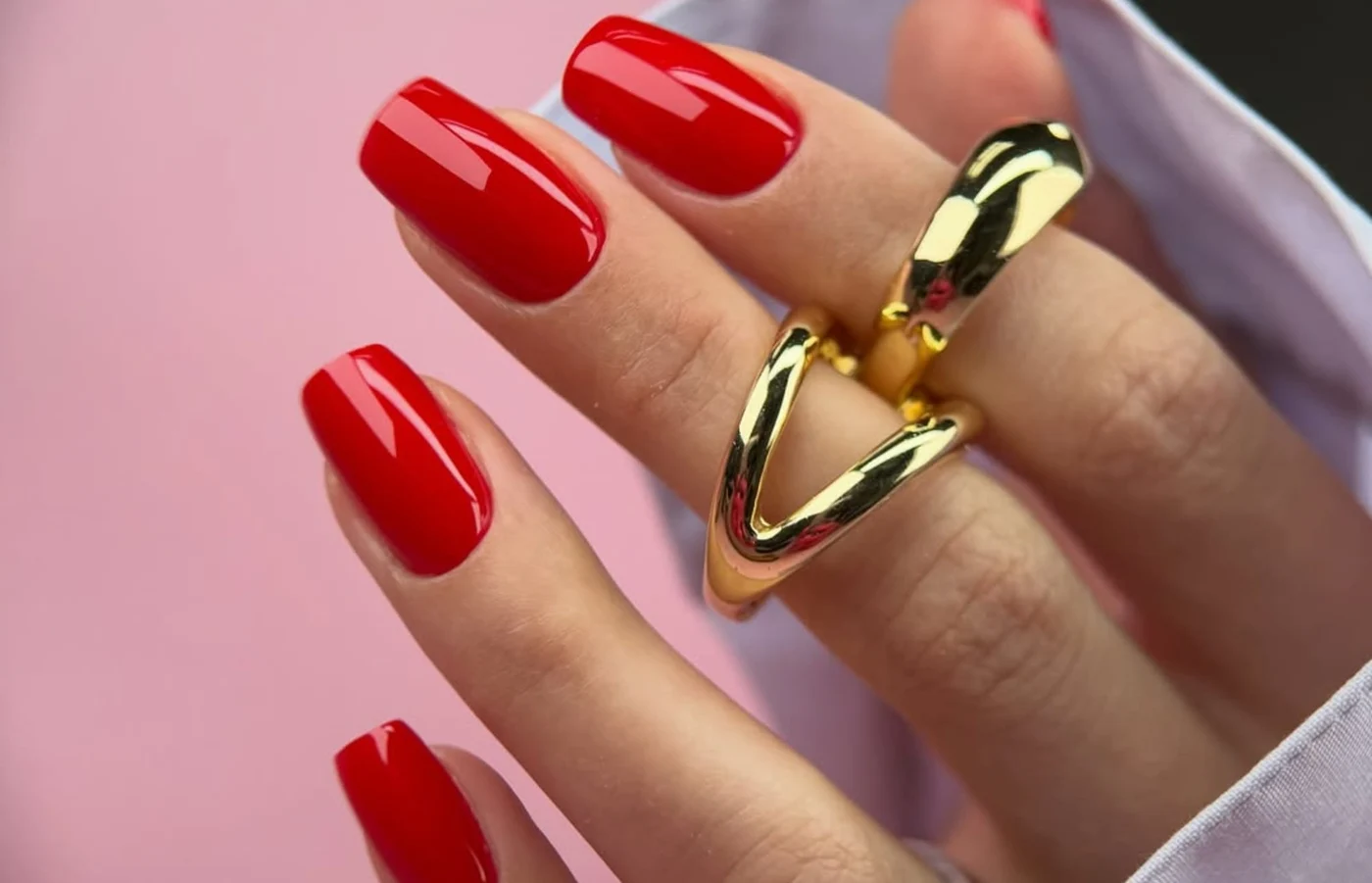 Culoarea roșie rămâne, fără dar și poate, preferata sezonului de iarnă. Foto: @altera_nails_sandiego