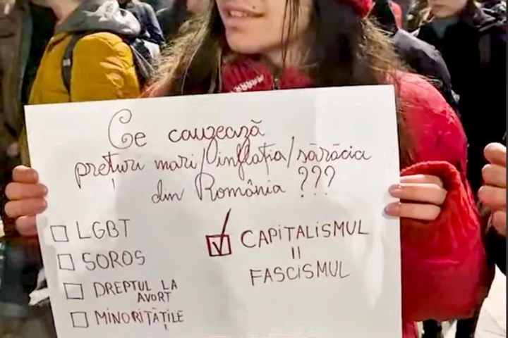 Proteste la Universitate după ce Călin Georgescu a ieșit favorit la alegerile prezidențiale din turul II: „Tinerii vă cer în cor/ Nu votați un dictator””