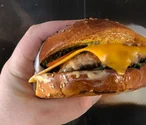După mâncarea de Revelion, românii au sărit la fast-food. Cozi la unele restaurante de tip fast-food, încă din prima zi a anului