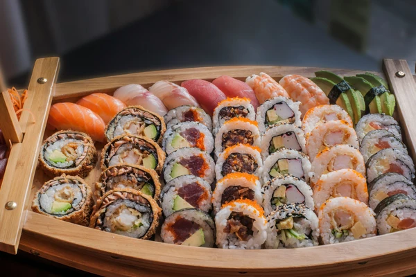 Tot ce trebuie să știi despre cum să prepari sushi acasă: ingrediente, echipamente și ustensile, norme de igienă