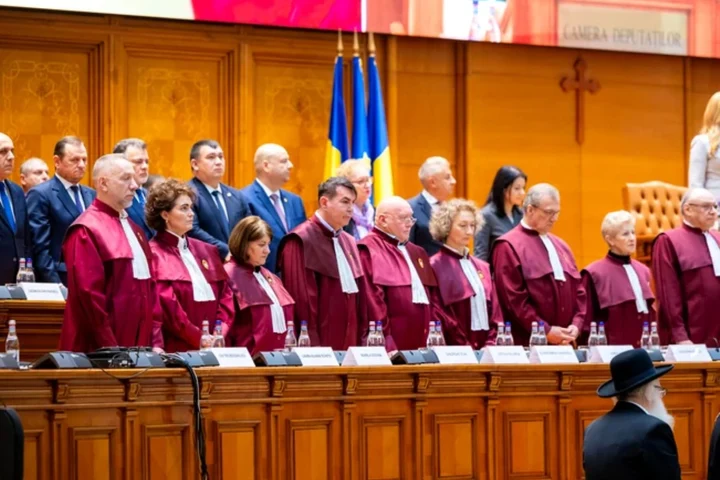 Judecătorii CCR își păstrează pensiile de 80% și vechimea de 25 de ani