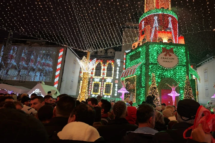 Crăciun în noiembrie la Târgul de Crăciun din Craiova. La ce oră zboară Moșul în fiecare seară și cum este atmosfera? Foto/Video