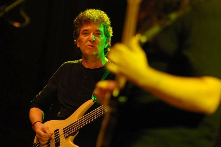 Basistul trupei Holograf, o viață plină de suspans. Solista cu 32 de ani mai tânără pentru care Mugurel Vrabete și-a părăsit soția. Are și un fiu născut la 19 ani