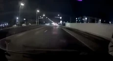 Video: Un șofer a evitat un pieton în ultimul moment pe trecerea de pietoni