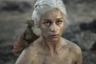 Emilia Clarke, actrița din Game of Thrones, vorbește despre cele două hemoragii cerebrale: „Ani la rând am avut impresia că am păcălit moartea și că urma să plătesc pentru asta”