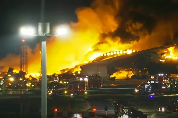 Avion în flăcări pe Aeroportul Haneda din Tokyo după o posibilă coliziune