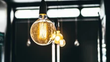 Curentul s-ar putea scumpi cu până la 22%. Cine riscă facturi mai mari și ce se întâmplă cu prețul la gaze