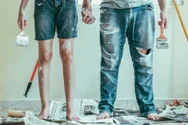Cum să elimini eficient petele de vopsea lavabilă de pe haine