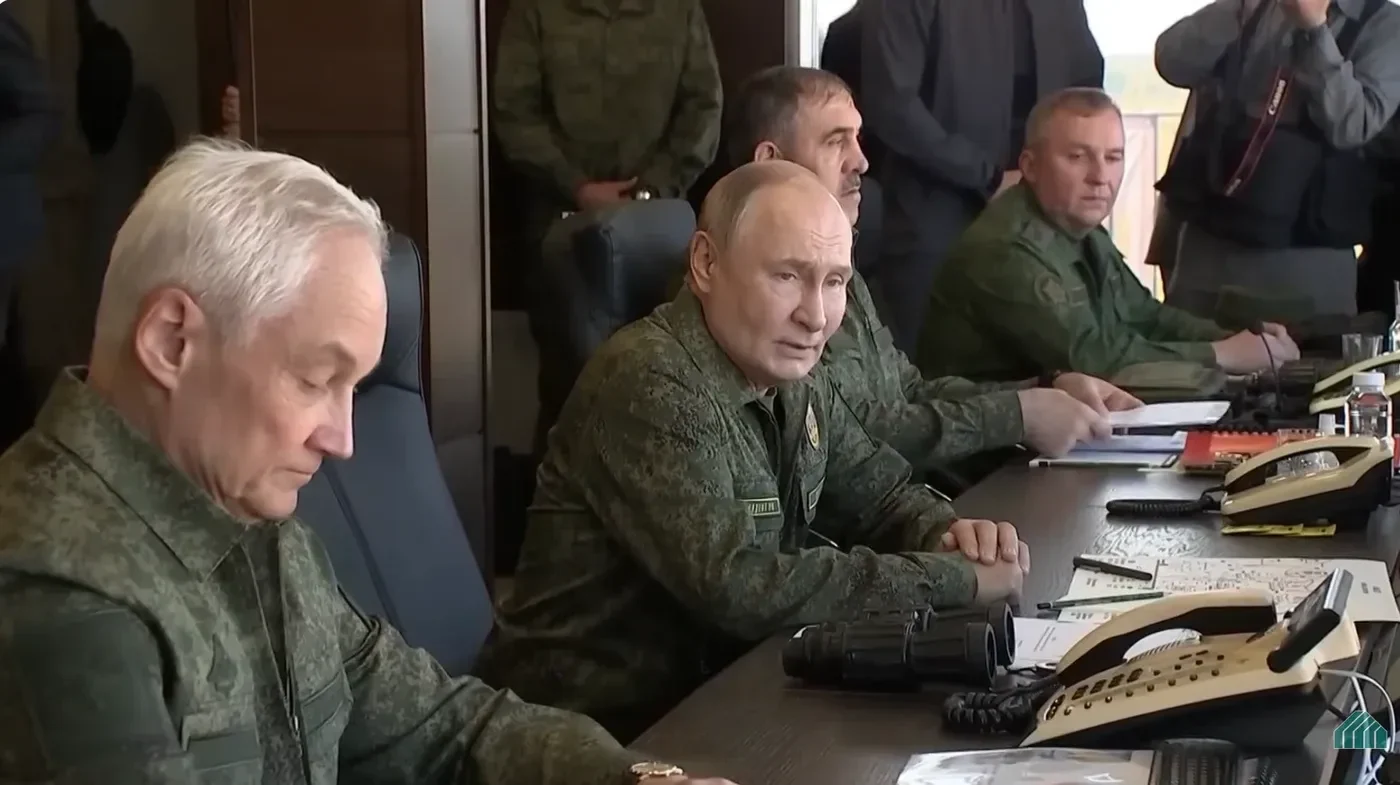 Vladimir Putin (mijloc)