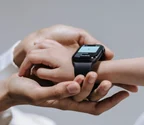 Ceasuri smart cu apel și tracking pentru copii: de ce tot mai mulți părinți le aleg și cum găsești modelul potrivit pentru copilul tău?