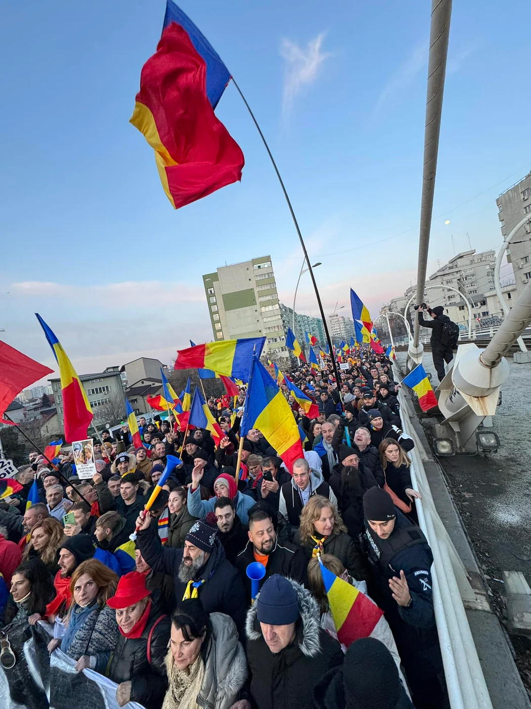 George Simion a postat imagini de la protestul organizat în Piața Universității: „Încă mai sunt oameni la Victoriei! Bravo, români!”, asta în timp ce reporterii aflați la fața locului au fost bătuți. Foto: George Simion