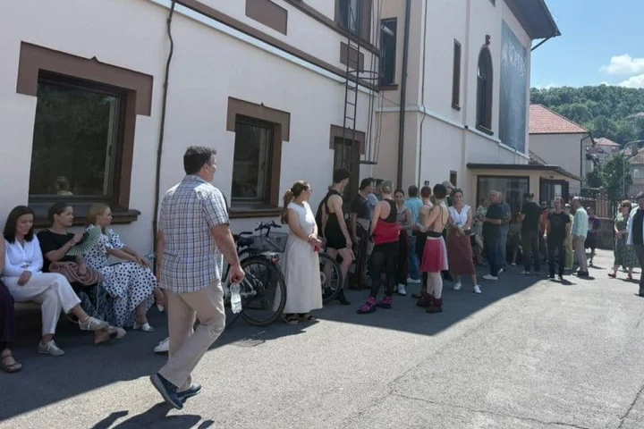 Protest după tăierea salariilor la Opera Brașov. Managerul a părăsit instituția însoțit de polițiști. Documentele care au stat la baza deciziei indică nereguli financiare de peste 2,4 milioane de lei