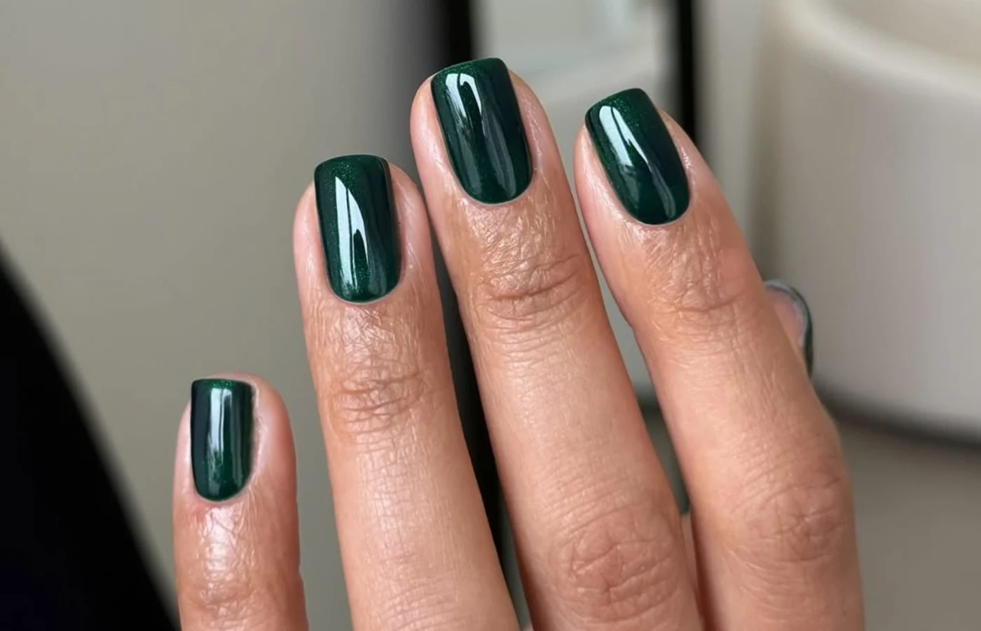 Bineînțeles că și verdele metalic intens, care ne duce cu gândul la brazi și pădure, este o opțiune la acest final de an. Foto: @joelyoceannails