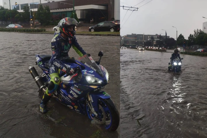 VIDEO Un motociclist a oferit o adevărată lecție la Brașov. Ce a făcut un tânărul în mijlocul unei străzi inundate. Ploile au făcut ravagii în oraș