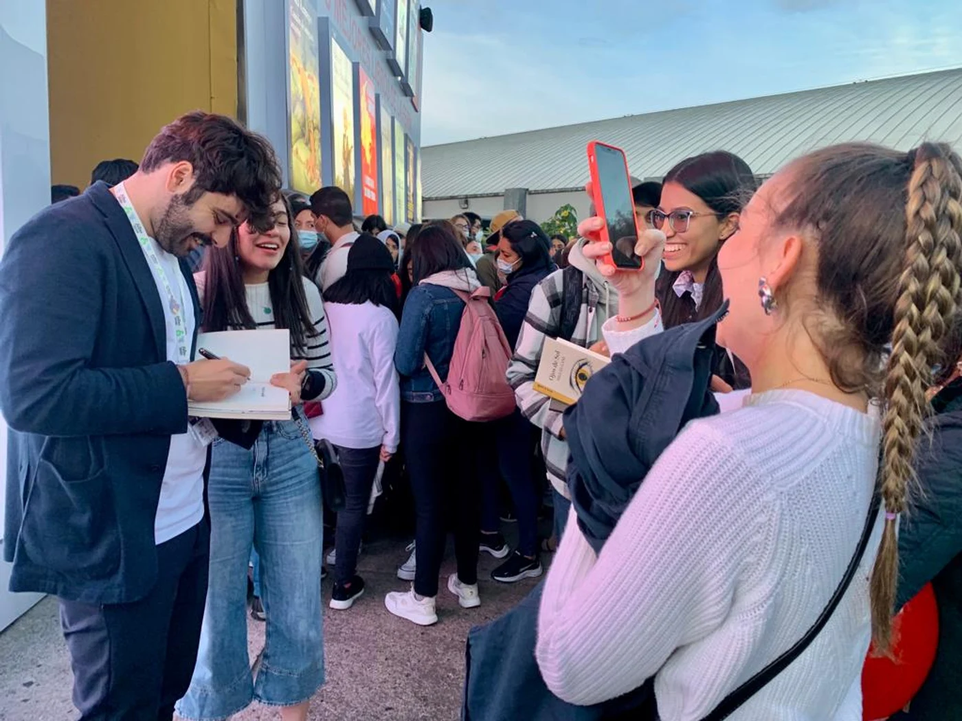 Miguel Gane, într-o sesiune de autografe